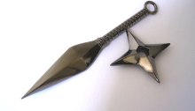 Una foto de un cuchillo cunai y de un shuriken o estrella ninja